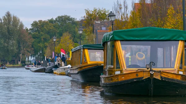 Overdekte boten, aan de water kanalen in Giethoorn, het Netherlan — Stockfoto