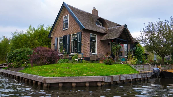 Giethoorn bir ev, Hollanda, su cha fotoğraflandı — Stok fotoğraf