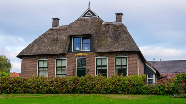 A house in Giethoorn, the Netherlands, photographed on water cha — Stock Photo, Image