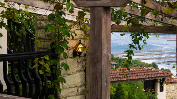 Dřevěné schody dolů na pláž s mola a čluny — Stock fotografie