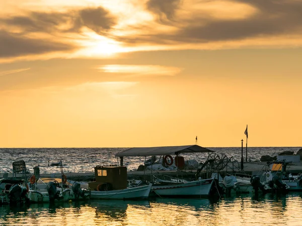 gün doğumunda deniz kıyısında yelken, denize bakan tekneler
