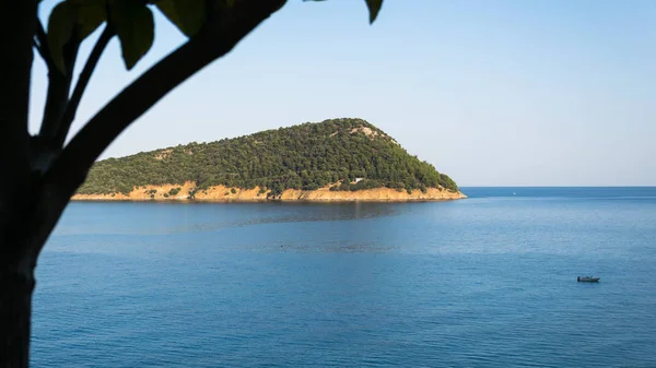 Vista de pájaro de una isla en thassos Grecia con hojas anaranjadas a — Foto de Stock
