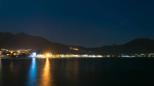 Vista notturna sull'isola di thassos in Grecia, la skala potamia — Foto Stock