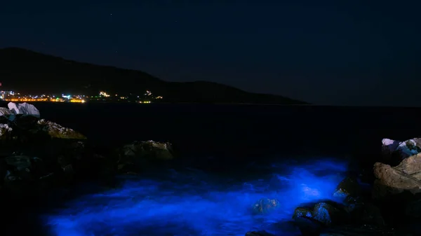 Vista nocturna sobre la isla thassos de Grecia, el villag de la cerámica — Foto de Stock