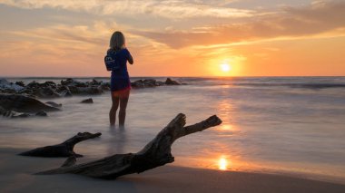 kumdan görülen gün doğumu, bir kadın fotoğraf silueti ile