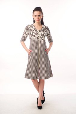 Stüdyo ev beyaz arka plan için giyim kadın