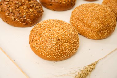 Fırın beyaz arka plan ile tahıl ekmek