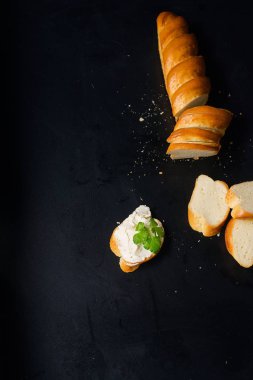 bir sandviç baget tahıl siyah arka plan