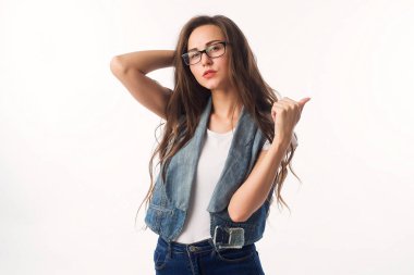 kadın beyaz arka plan pembe tişört kot pantolon, beyaz, arka plan, kadın, moda