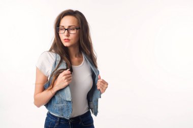 kadın beyaz arka plan pembe tişört kot pantolon, beyaz, arka plan, kadın, moda