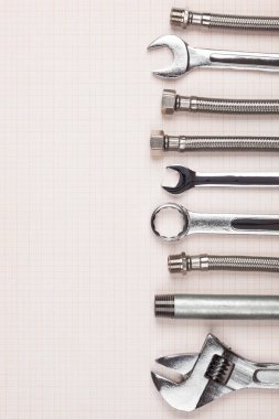 Sıhhi tesisat malzemeleri grafik kağıdı üzerine. 