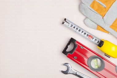 Koruyucu eldiven ve grafik kağıt üzerine ölçme aletleri.