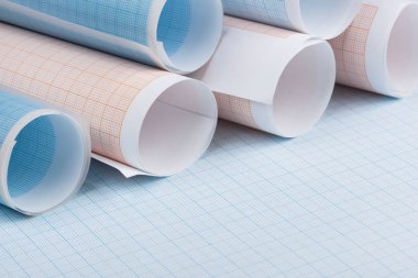 Mavi ve turuncu grafik kağıdı rulo.