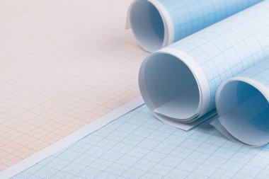 Grafik kağıt üzerinde mavi grafik kağıdına rulo.