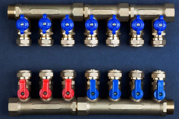 Pirinç manifold, Pex bağlantı parçaları ile dokulu koyu arka plan üzerinde küresel vanalar.