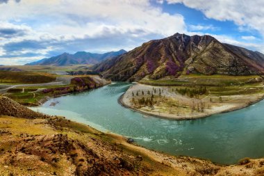 İzdiham panoramik manzaralı inanılmaz güzel dağ nehirler Chuya ve Katun. Fotoğraf harika pitoresk seçme highlands. Art resim, huzurlu Chuya-Katun Vadisi, Gorny altay, Sibirya, Rusya Federasyonu. Yatay başlık 