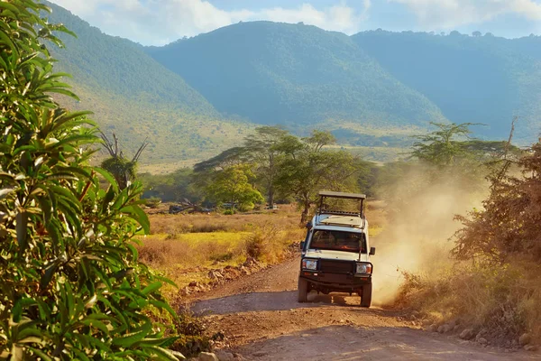 Safari araba Suv 4 x 4 üzerinde off-road savannah Ngorongoro koruma, Tanzanya kirli. Afrika rezerv manzara arka plan üzerine açık çatı 4wd safari cip. Afrika kırsal, yatay banner ortak otomatik                           