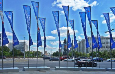 Arka planda Lenin Anıtı ile Moskova 'da Kaluzhskaya squaonumentre içinde FIFA Dünya Kupası Rusya 2018 bayrakları