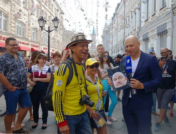 Rus Tv kanalının Tv sunucusu kim içinde belgili tanımlık fotoğraf, 17 Haziran temsil Nikolskaya sokakta karşılamak için olduğunu bir fan sorar