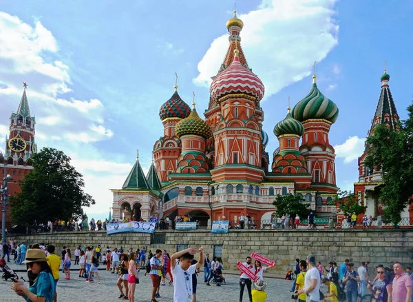 Vasilyevsky Spusk sadece Red Square ve her zamanki gibi zaman yürüyüşleri için ve Dünya Kupası Rusya 2018 taraftarların toplantı için iyi yer olduğunu