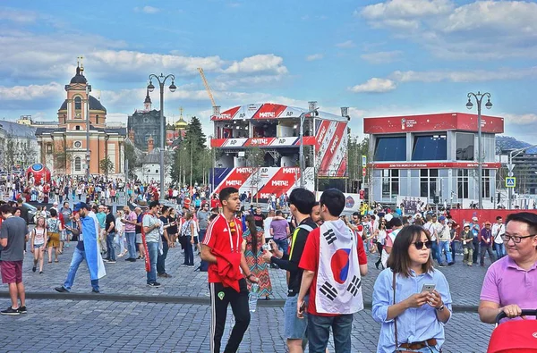 Çok kalabalık olduğunu Dünya Kupası Rusya 2018 Moskova'da Red Square yakınındaki günlerinde. 19 Haziran da çekilmiş fotoğrafı