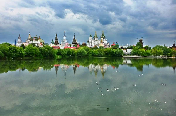 Izmailovsky Kremlin ve önce duş, 16 Haziran 2018 Serebriano-Vinogradny (gümüş-üzüm) su birikintisi-Moskova, Rusya