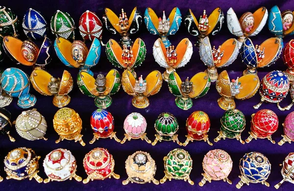 Metal ile yumurta içinde sürpriz ve dışında emaye tarafından dekore edilmiş pleasnt için bir Paskalya ve Rusya'dan ilginç Hediyelik eşya hediyedir. Sanat yumurtaları bir piyasa Moskova'nın geleneksel el sanatları.
