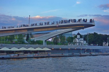  Park Zaryadye 'de River Outlook 'un bir başka adı da Soaring köprüdür. Kremlin ve Moskova Nehri harika bir görünüm buradan açılır