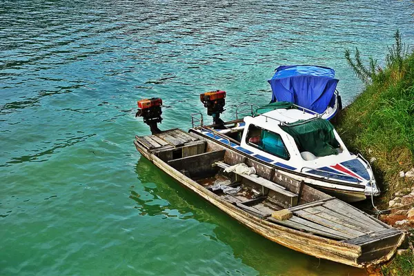 Bir yaz akşamı Çin Nehri'nin, iki farklı tekneler
