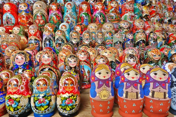 Hediyelik eşya piyasada geleneksel Ruslar ahşap bebek matrioshka. Theare olan bazı küçük bebek her matrioshka içinde sadece açmak için gerekli