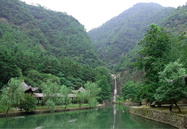 南溪江地区岛门台景观带最低瀑布与中国文化保护区 — 图库照片