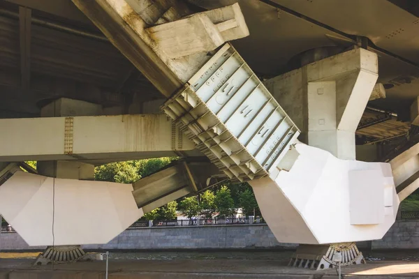 Moskova nehri üzerindeki metro köprüsüne destek