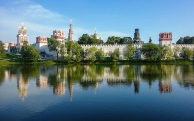 Moskova 'daki Novodevichiy manastırına Büyük Novodevichiy göletinin yanından bakın.
