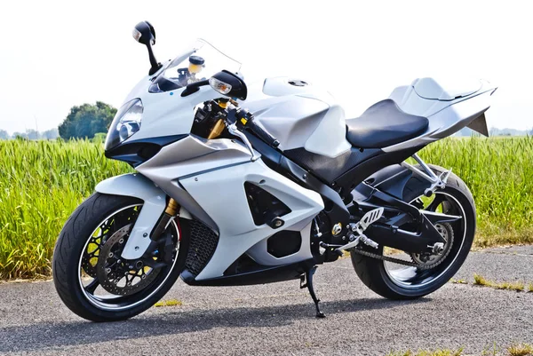 Pist üzerinde beyaz Superbike