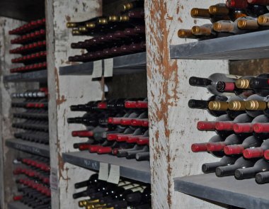 Çok eski, eski, tozlu şarap şişeleri bir şarap mahzeni Barossa Valley, Güney Avustralya içinde görüntüler. Yapma dünya ünlü şarap bölgesi.