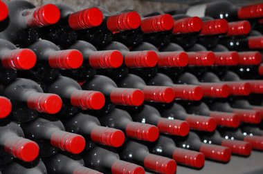 Çok eski, eski, tozlu şarap şişeleri bir şarap mahzeni Barossa Valley, Güney Avustralya içinde görüntüler. Yapma dünya ünlü şarap bölgesi.