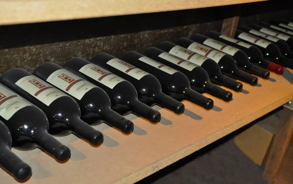 在南澳大利亚的巴罗莎山谷的酒窖里陈列着非常古老的 老式的 尘土飞扬的葡萄酒瓶 世界著名酿酒生产区 — 图库照片