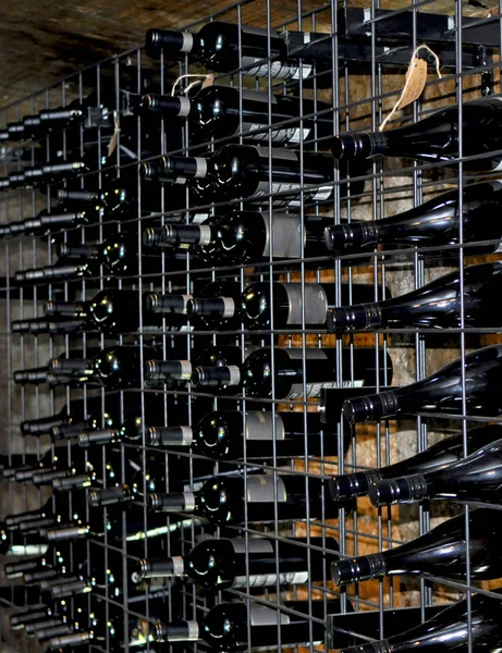 非常に古い ビンテージ ほこりの多いバロッサ バレー 南オーストラリアのワインセラーでワインのボトルを表示します 世界の有名なワインを作る — ストック写真