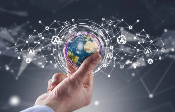 Medya teknoloji ve internet web iletişim kavramı-renkli simge küpleri ağ