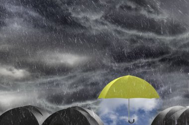 Şemsiye temiz yağmurlu gökyüzü, koruma ve güvenlik kavramı
