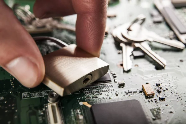 Mão Segurando Cadeado Placa Circuito Computador Conceito Segurança — Fotografia de Stock