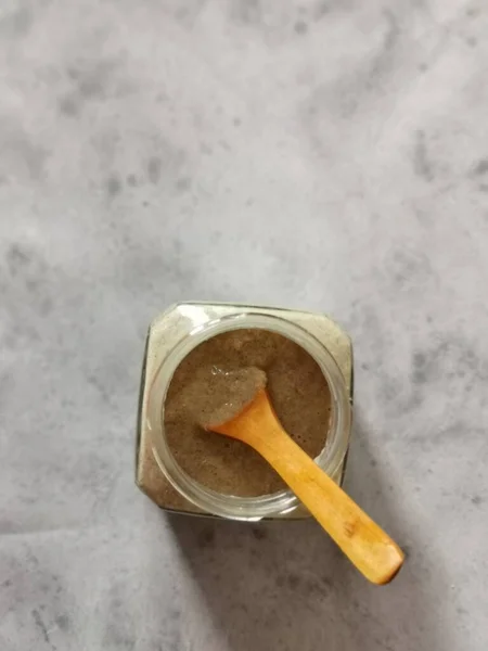 Gri arka planda cam bir kavanozda çavdar ekmeği.