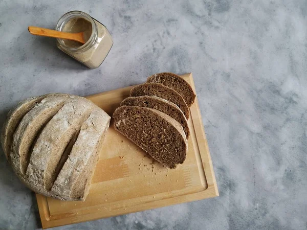 Круглий буханець житнього хліба нарізаного шматочками — стокове фото