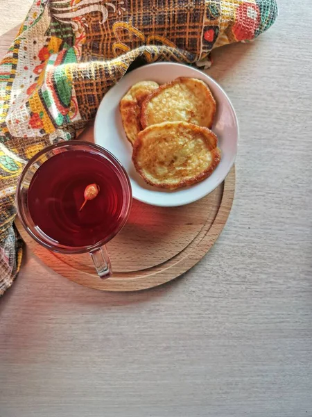 El plato ruso nacional - los crepes y la compota para el desayuno — Foto de Stock