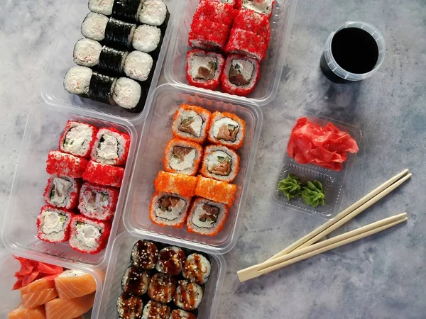 Concepto de entrega de sushi en casa. alimentos en recipientes de plástico — Foto de Stock