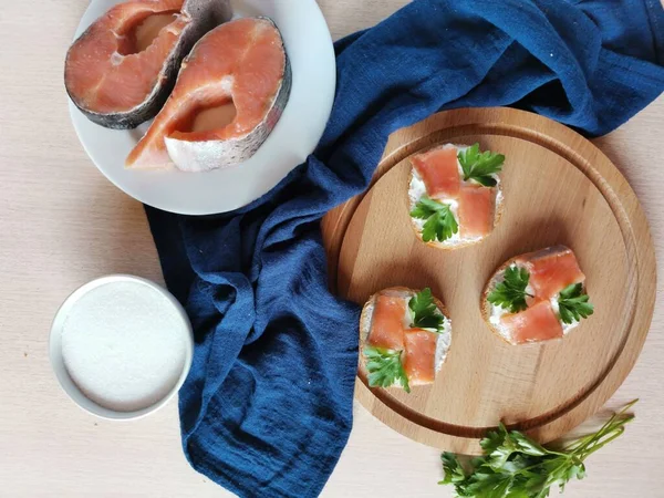 Kırmızı balıklı, malzemeli ve mavi tekstil sandviçlerin güzel yerleşimi.