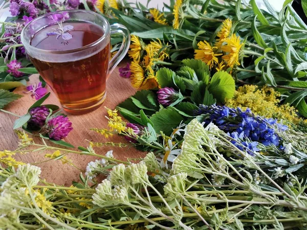 Bir buket orman bitkisi ve bir kupa çay.