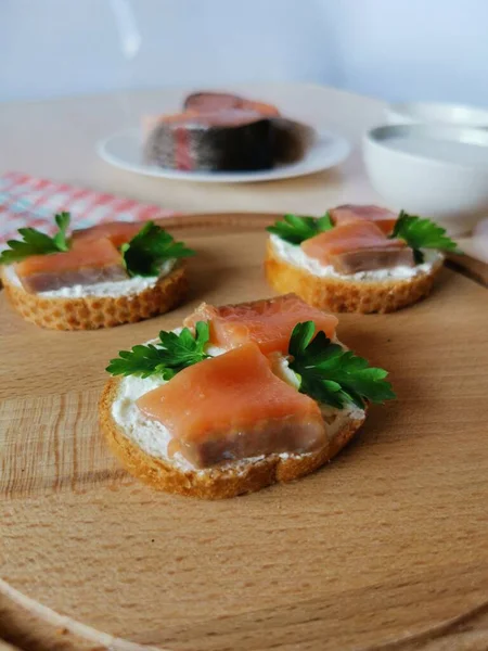 소금에 절인 붉은 생선과 연한 치즈를 곁들인 샌드위치 — 스톡 사진