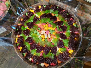 Yuvarlak tepside marmelat tatlısı dağı