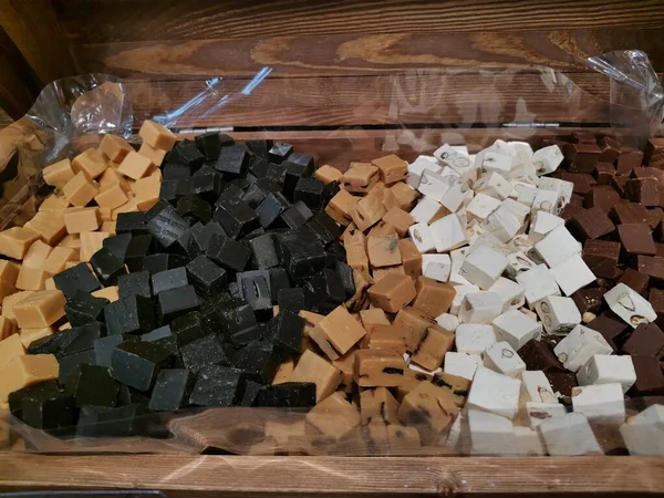 Tahta bir sandıkta farklı türde şekerlemeler bulunur.